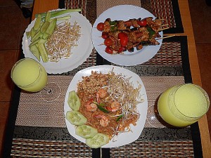 Pad Thai y brochetas de carne con verdras