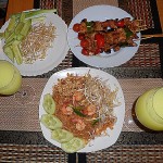 Pad Thai y brochetas de carne con verdras